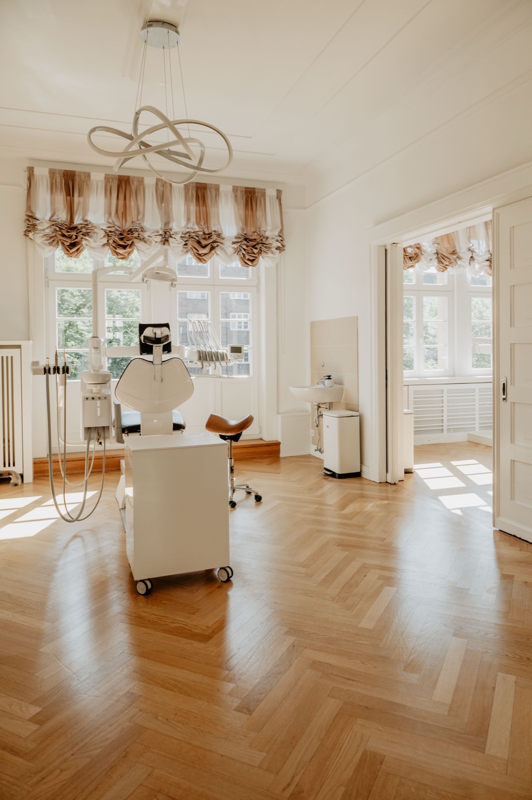 Heller Behandlungsraum im Curio-Haus